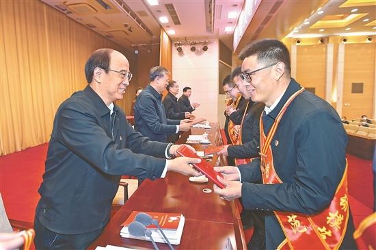 中国石油集团召开劳动模范和先进集体表彰大会