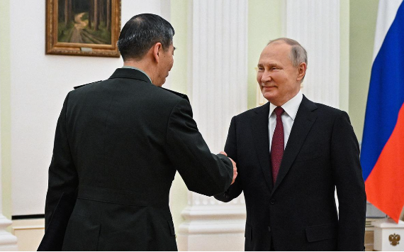 中国防长访俄并会见普京，中国为何要与俄提升双边军事联系？外交部回应