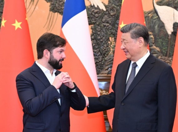 习近平会见智利总统博里奇