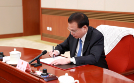 李克强签署《中华人民共和国国务院关于污染物排放许可证管理的法令》