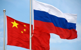 俄罗斯和中国的代表将140千条鲟鱼鱼苗放入阿穆尔河