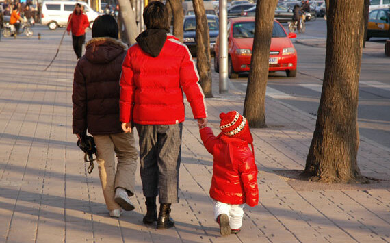 中国最高立法委员呼吁实施《家庭教育促进法》