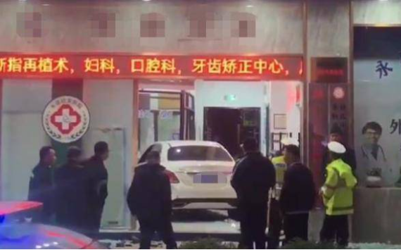 温州一轿车撞击大门闯入医院，院方：司机酒驾，非因医患纠纷